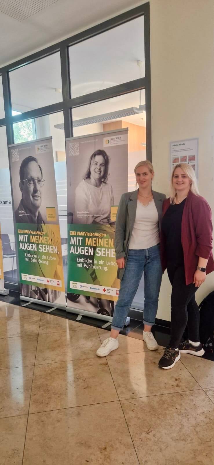 Die Teilhabemanagerinnen Frau Stoppa und Frau Reinicke (v.l.n.r.) bei der Ausstellungseröffnung